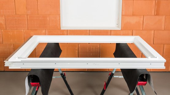 1. CONTEGA SOLIDO IQ-D wordt aangebracht voordat het raam wordt gemonteerd